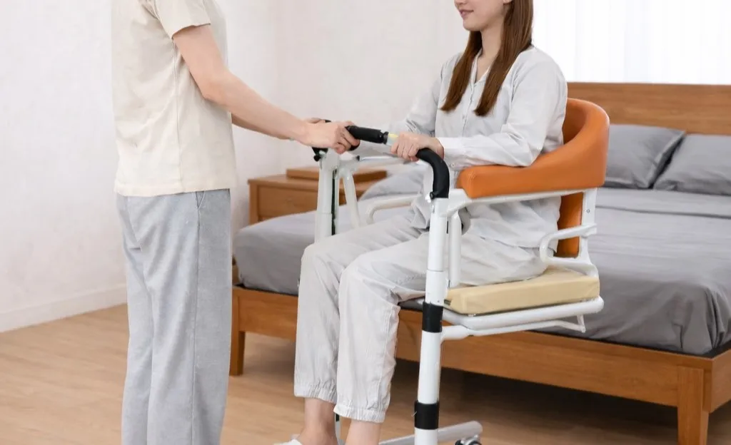 Transfer chair digunakan di tepi katil